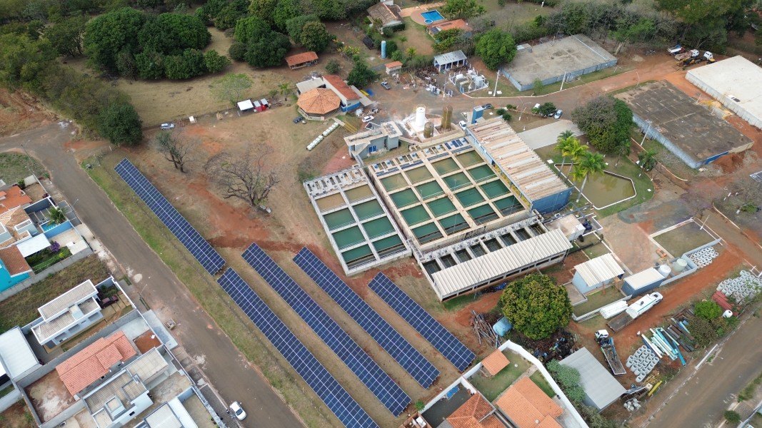 Vista aérea da Estação de Tratamento de Água após a implantação da Usina Fotovoltaica